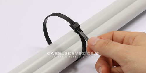 Cable ties size 360x6 mm in black with low-profile head and wide body. Manufactured from technopolymer, UV-resistant material, suitable for outdoor use. The package contains 100 pieces.
