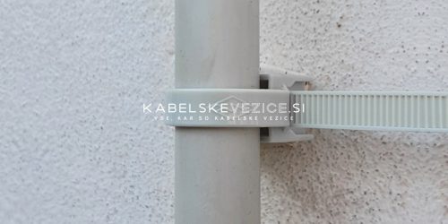 SapiSelco FSU pritrdilni nosilec za zaščitne cevi, kabelske snope ali cevi, z integrirano vezico, siv, 1 kos - FSU.21.2101